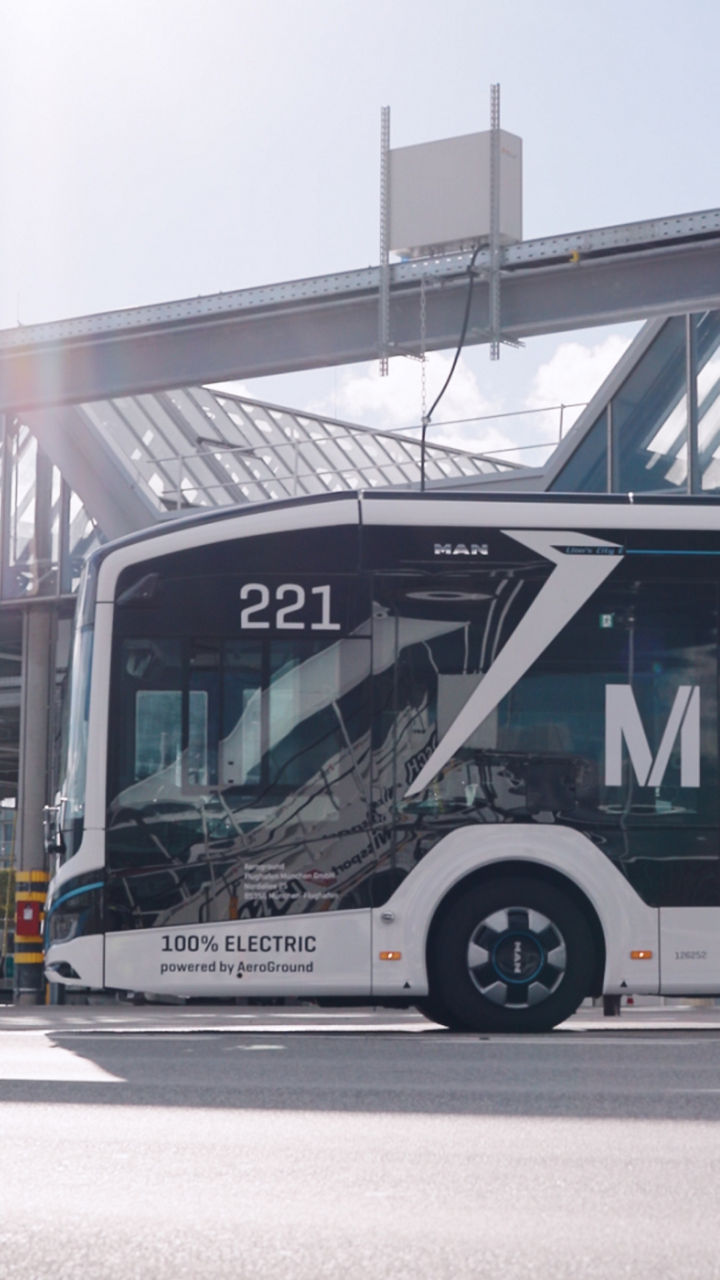 eBus wartend am Flughafen